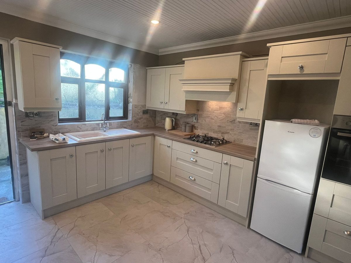 Bright cream shaker kitchen with oak-effect worktops