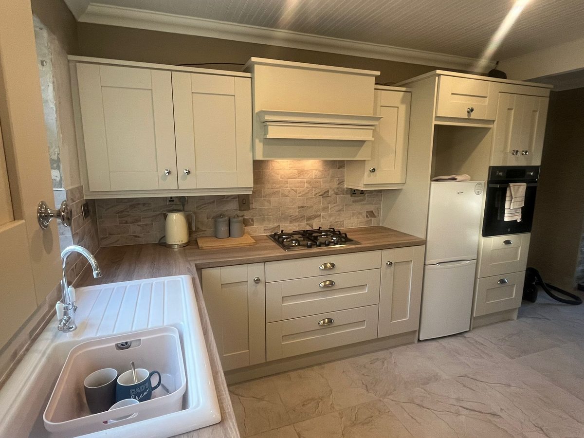 Warm ivory shaker kitchen with a Belfast sink