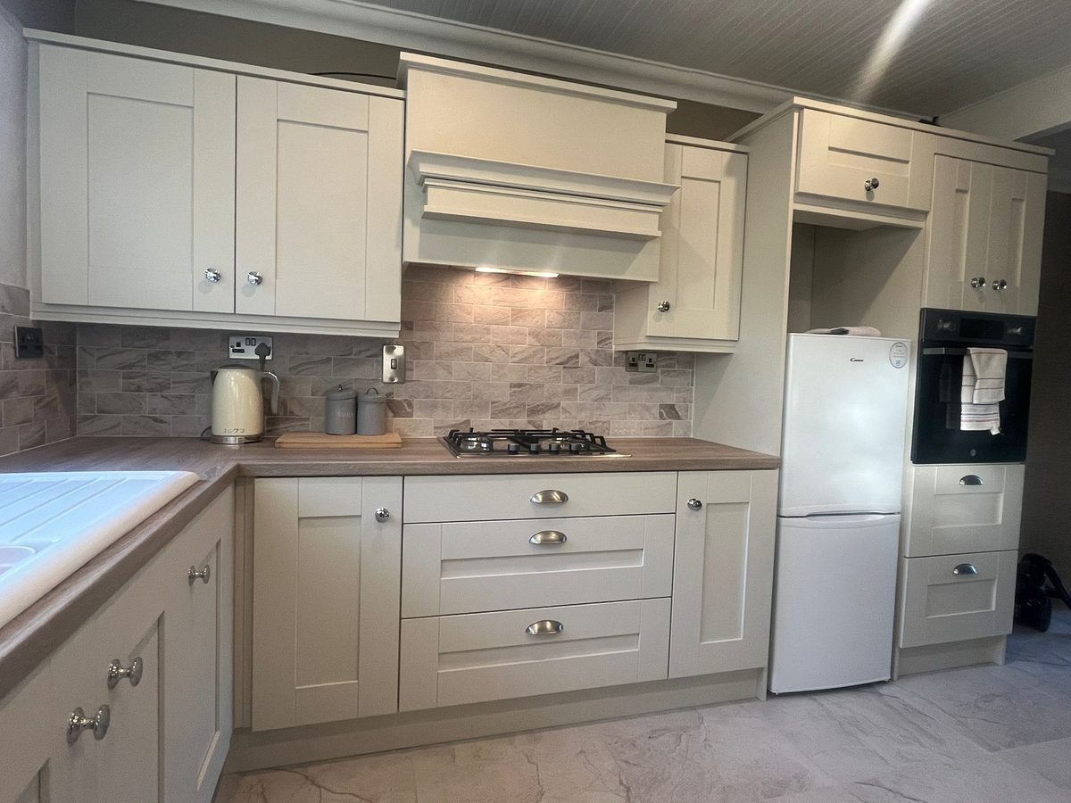Ivory shaker kitchen with integrated appliances